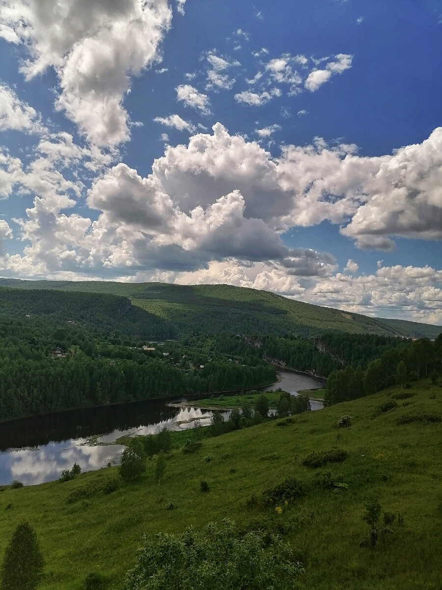 Атмосферный вид на Косьву и Ладейную гору. Сколько раз здесь была, всегда дух захватывает от неописуемой красоты. 