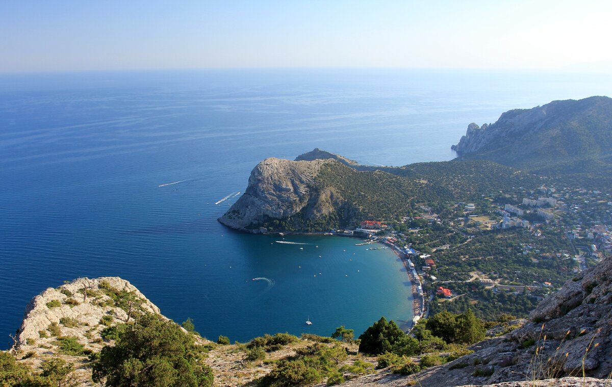 Вид на поселок Новый Свет и рифовую скалу Хоба-Кая с вершины горы Сокол (такой же рифовой скалы). 