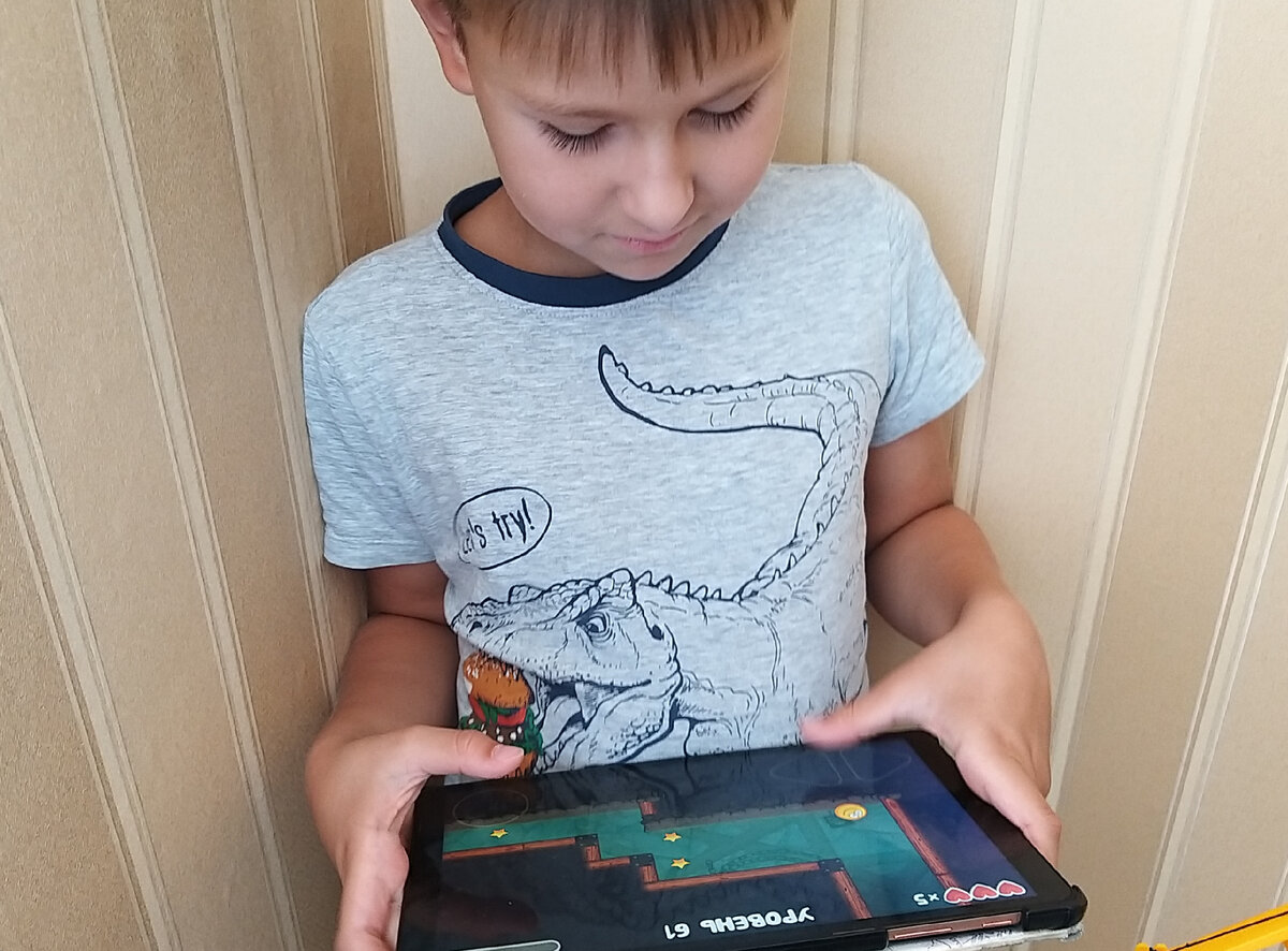 Одна из любимых игр у Гриши на планшете - Красный шарик