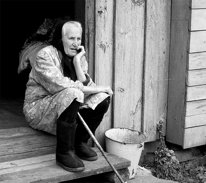 Устал бабушка. Одинокие бабушки в деревне. Старость в одиночестве. Деревенская бабушка. Бабушка одиночество.