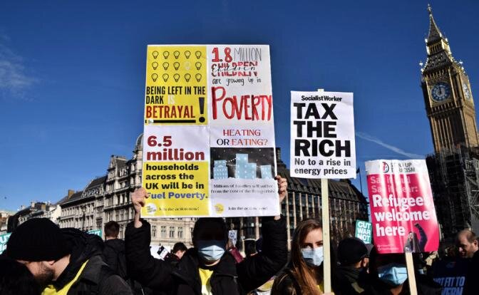демонстранты собрались на площади Парламента в Лондоне в знак протеста против роста цен на энергоносители, нехватки топлива и стоимости жизни. (Фото: Zuma/TASS)