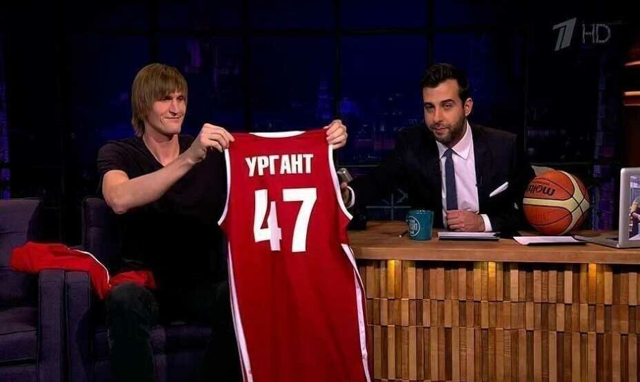    Знаменитый российский баскетболист и звезда НБА Андрей Кириленко дарил Ивану Урганту в эфире его передачи именную майку. Фото: Скриншот передачи «Вечерний Ургант»