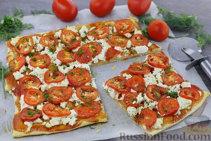 Слоеные мини-пиццы с помидорами и моцареллой