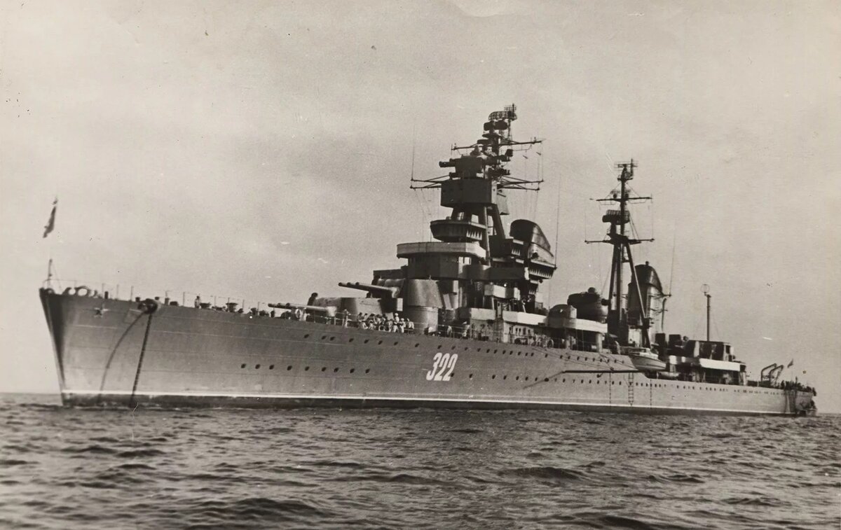 Fig. 1. 1965 Russia, heavy cruiser «Kostrikov (Kirov)» (9440 t., 113.500 hp., 36 kn., 3x3 180 mm., 6x100 mm. AA, 2x3 21 inch TA, belt 50 mm., deck 50 mm.)