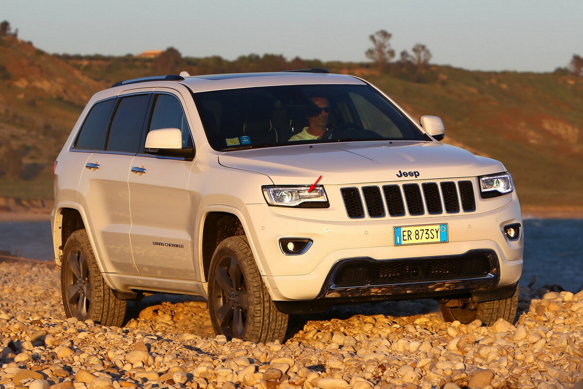    После рестайлинга в 2014-м Grand Cherokee получил новую оптику с «линзами»...