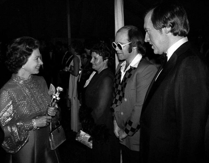 Элтон Джон, Армстронг Джонс, Елизавета II