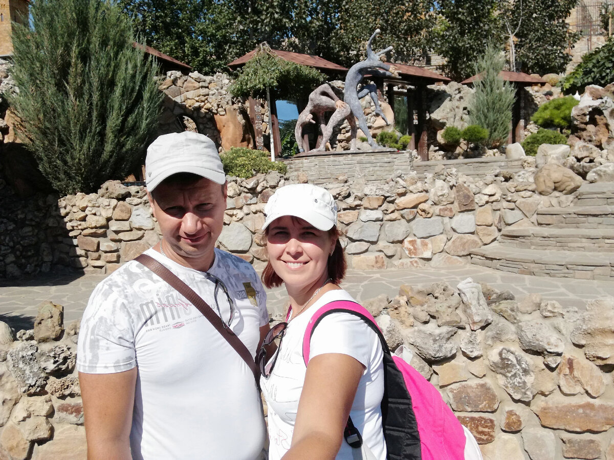 На заднем плане кривые зеркала