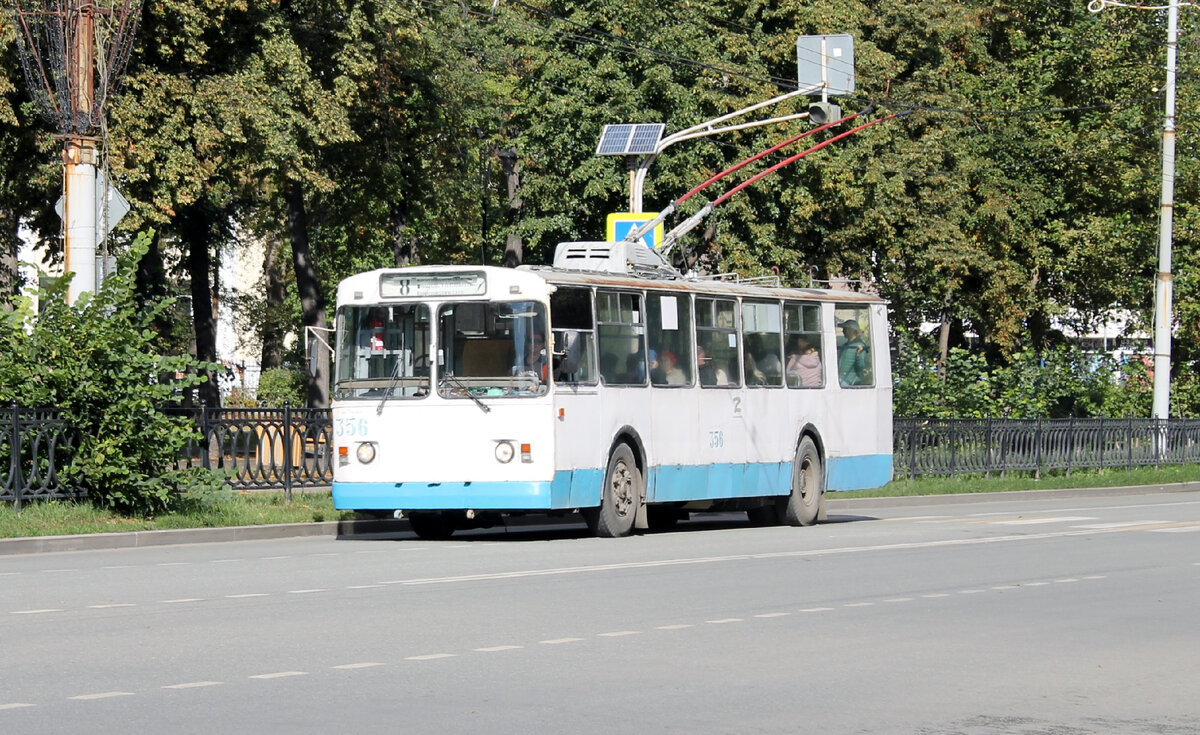 Троллейбус 37 екатеринбург маршрут остановки. ЗИУ 682. Ржавый троллейбус. Троллейбус. Екатеринбургский троллейбус.