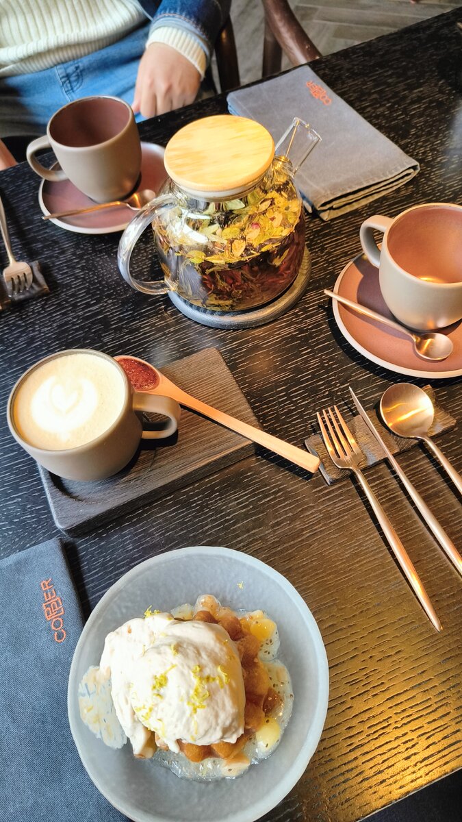 Десертный ресторан в Калининграде, мы отдали за такой перекус, чай, кофе с десерты на двоих от силы 800 рублей ~ 40 шекелей.