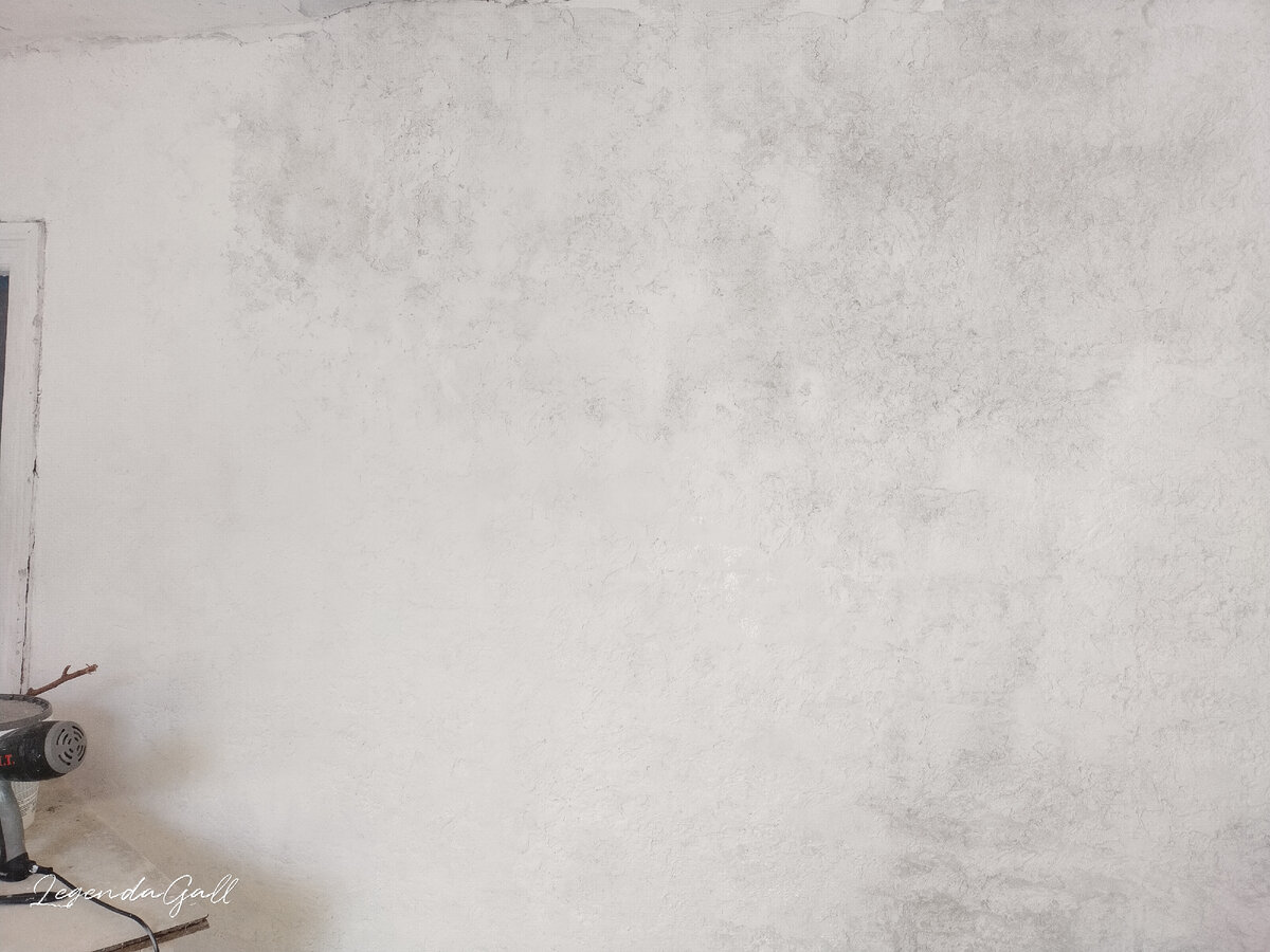 Кусок стены, вторым слоем покрывала валиком и кисточкой