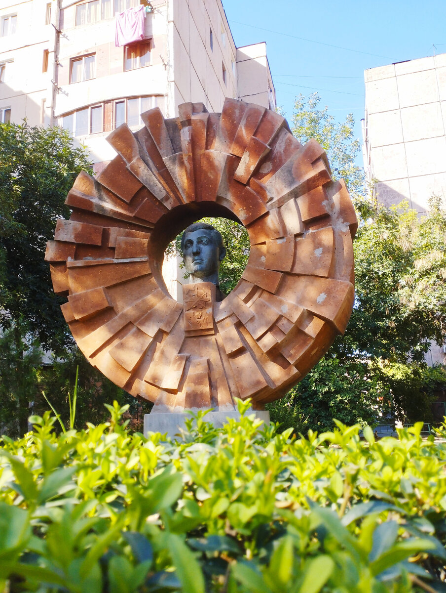 Памятник Артура Карапетяна в одноименном парке. Авторское фото.