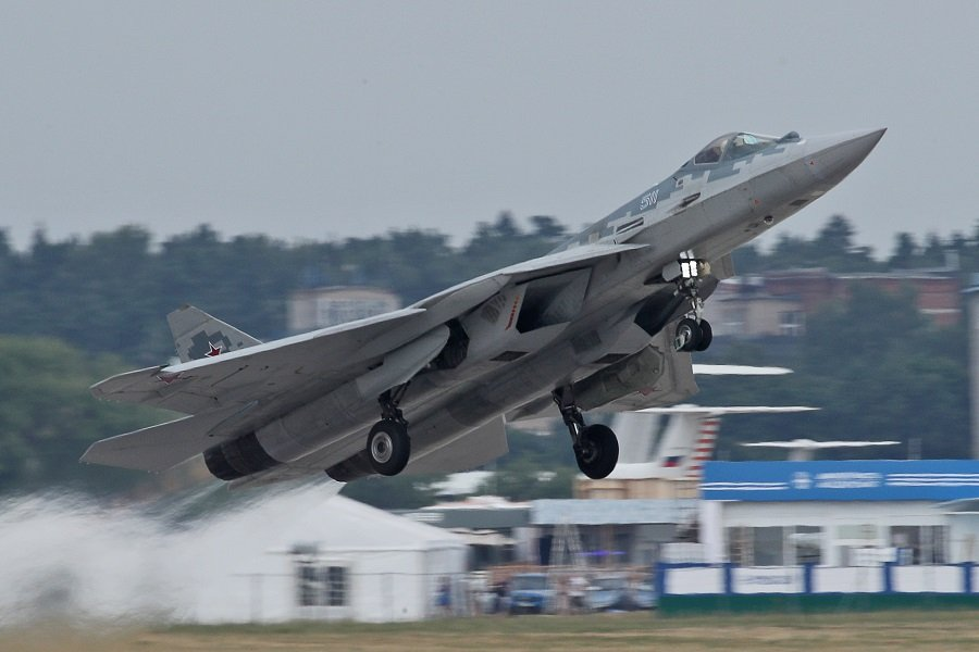 Многоцелевой истребитель Су-57 на репетиции Международного авиационно-космического салона - Фото: Сергей Карпухин/ТАСС