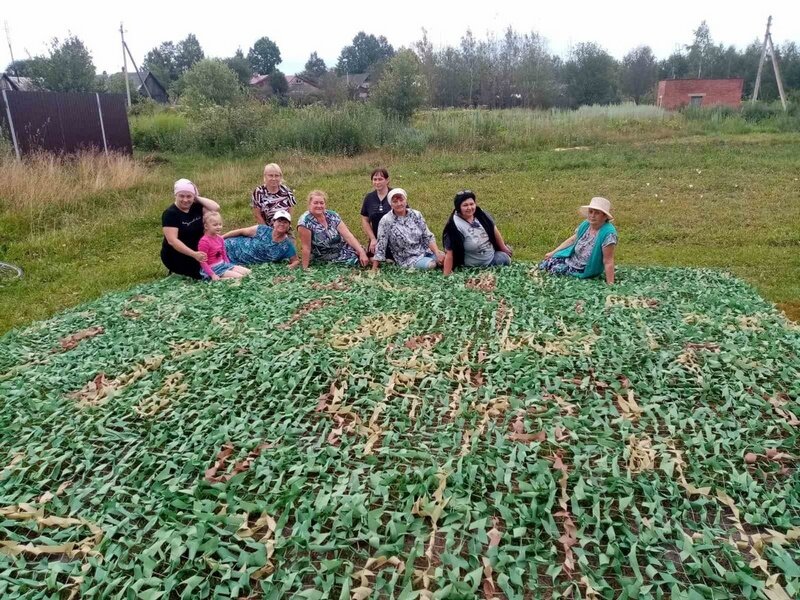    Жители Воскресенского сплели 27 маскировочных сетей для бойцов СВО