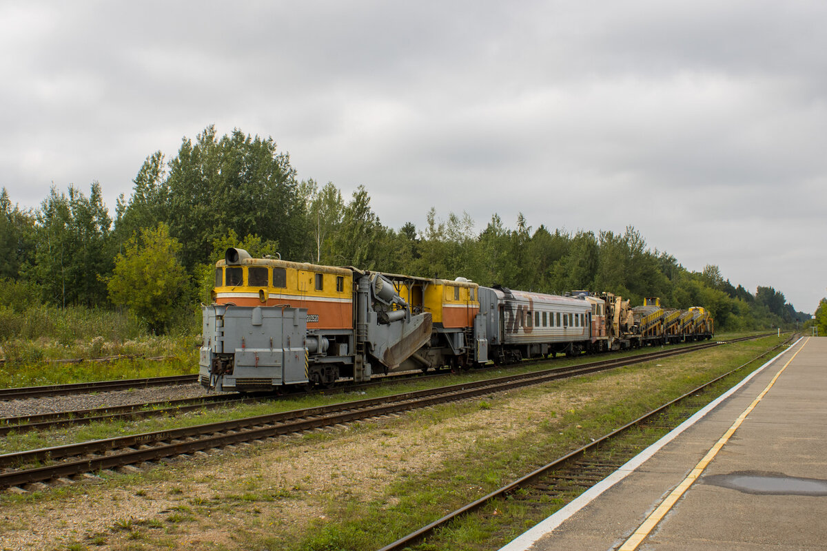 Рельсовый струг СС1М-052 в составе хозяйственного поезда на станции Кашин. 