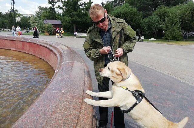    Цукат знает маршрут до фонтана. Это одно из излюбленных мест отдыха друзей. Фото:  АиФ/ Ирина Аксёнова