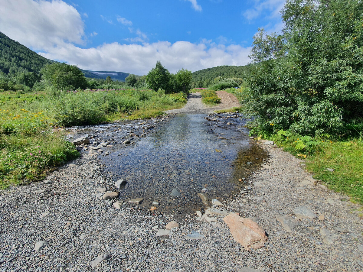 У меня были очень обрывочные сведения, какую часть из этих 8 км можно проехать на машине. В отзывах писали про броды. Но по факту они оказались довольно мелкими и неопасными (хотя кто знает, что тут творится в период высокой воды). В итоге я проехал 4,5 км до кемпинга, где увидел другие запаркованные автомобили.