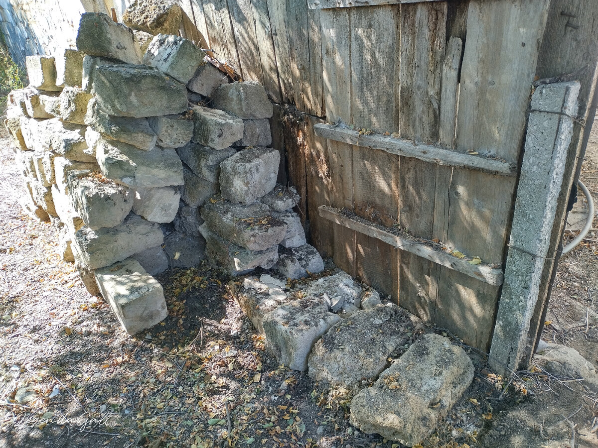 Вот где крайний камень у столба лежит, кучка там начиналась