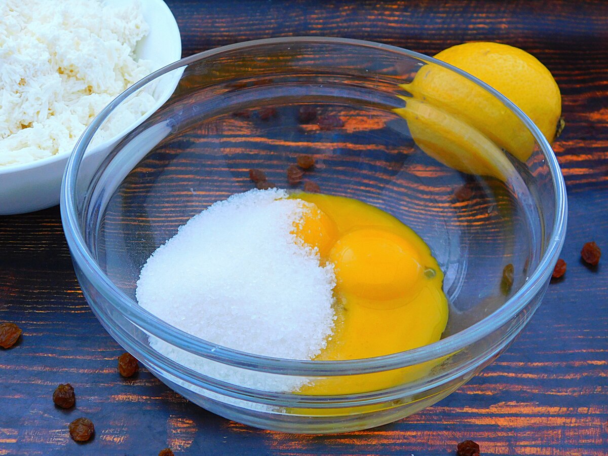 Желтки с сахаром. Ложка с кашей. Десерт из яичных желтков и сахара как называется. Растертые с сахаром желтки добавляют в охлажденную кашу до 60-700с.