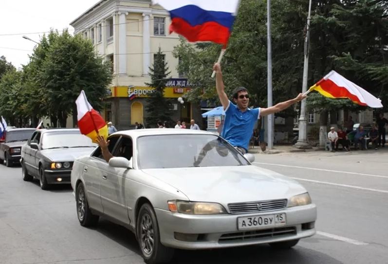 Россия республика независимость. 26 Августа 2008 независимость Южной Осетии. День независимости Южной Осетии. Осетинский флаг на машине. Флаг Осетии на машине.