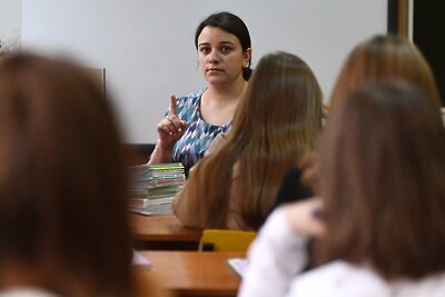   Учительница на уроке в школе ©Александр Кряжев РИА Новости