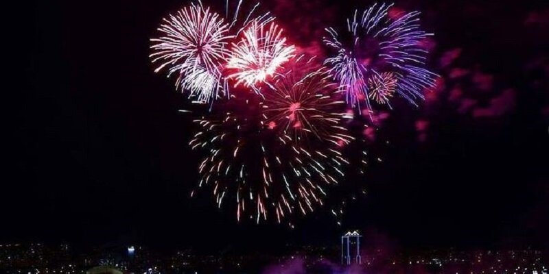 Самый дорогой салют. Салют запрещен. Фейерверк праздничный салют. Салют с новым годом!. Новогодний салют травмы.