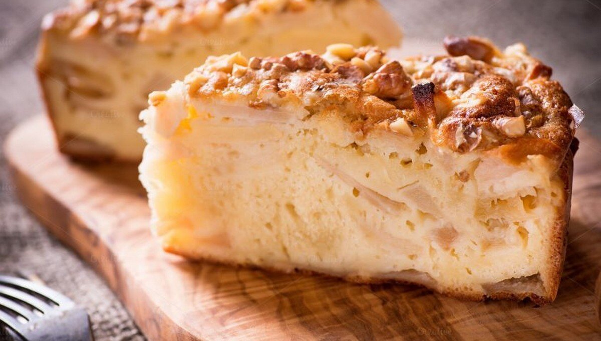 Пирог с яблоками и орехами
