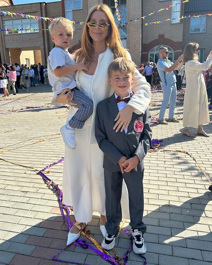 Первоклашки звездных родителей. Первое сентября у звездных детей букеты. Мама бородиной. Дети знаменитостей пошли в школу. Первоклашки звезд.