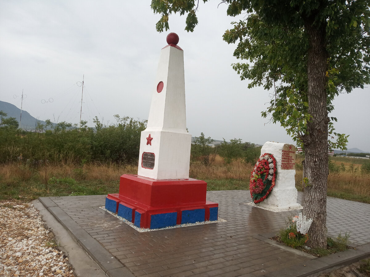 Восстановленные советские памятники на предполагаемом месте захоронении жертв фашизма.