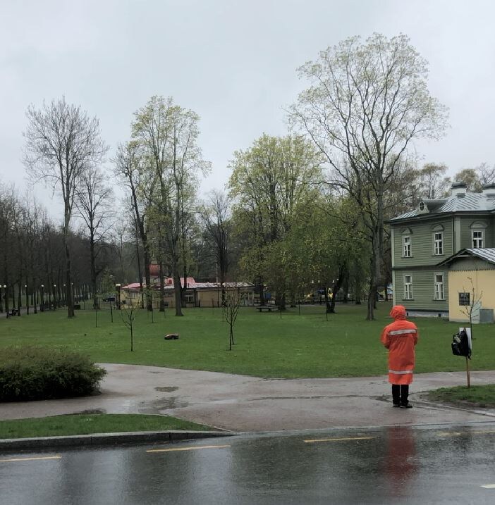 Примечательно, что работает робот бесшумно. А человек в оранжевом, судя по всему, отвечает на это чудо - стоит под дождиком, повесив рюкзачок на столбик, скучает )