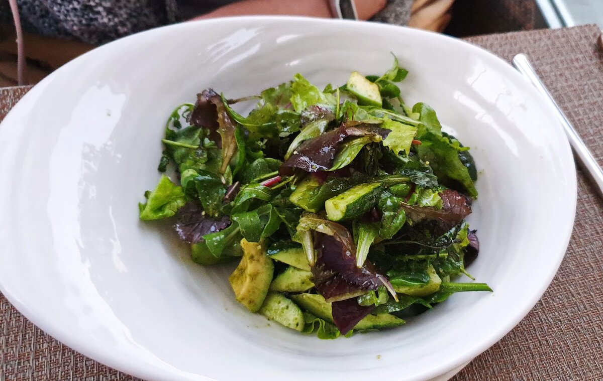 Листья салата с огурцом и авокадо за 440 рублей. Пожрали травы "за дорого"