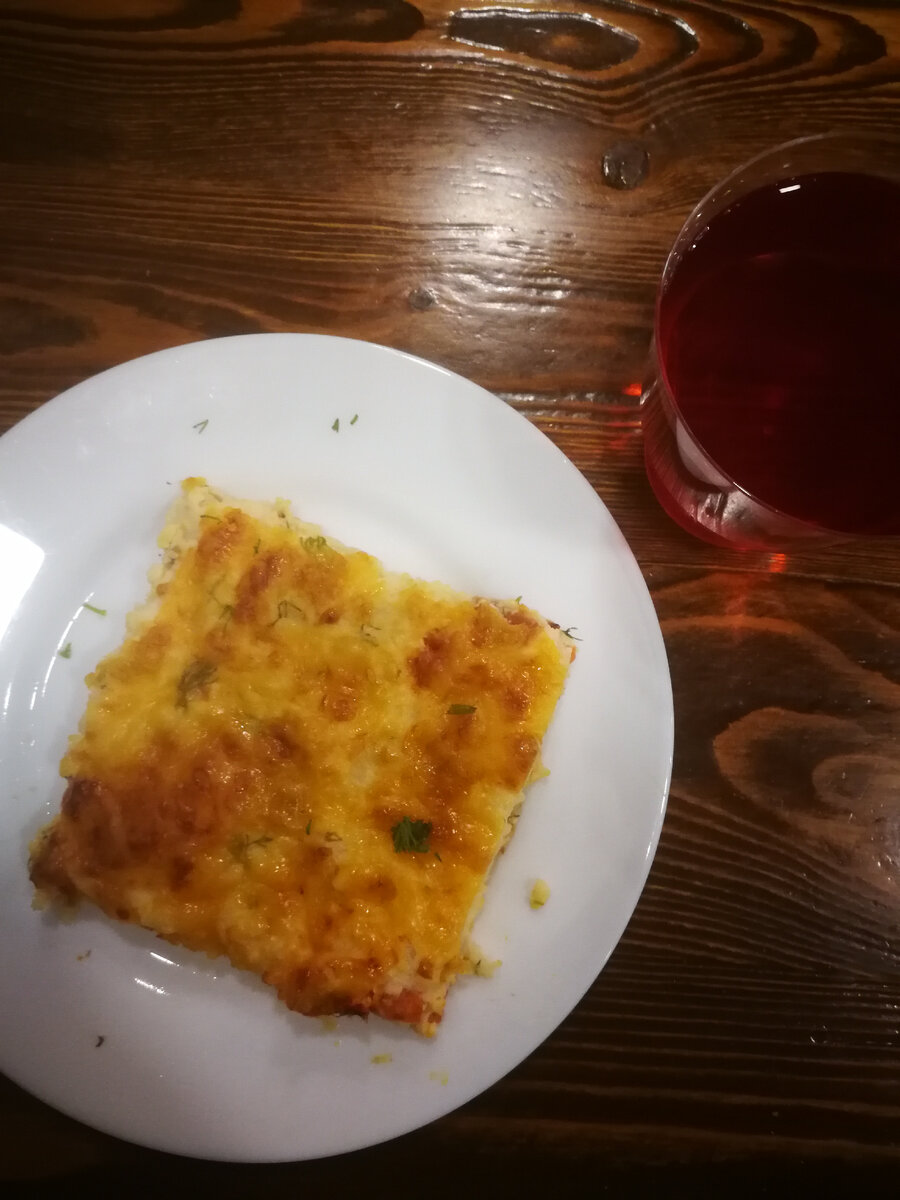 Овощная запеканка из цветной капусты и компот, который в меня не поместился. 