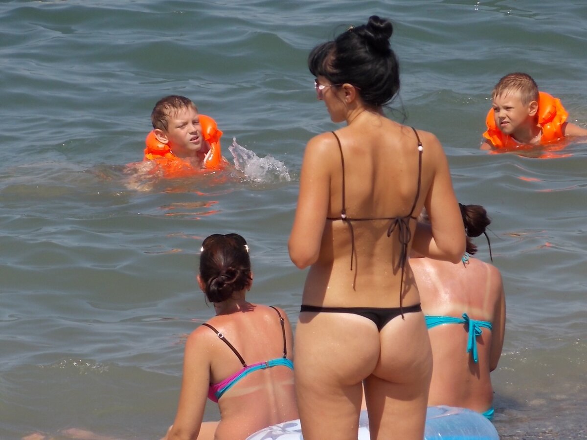 Голые девушки трахаются на пляже - порно видео на заточка63.рф