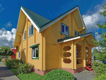 Такие дома дают возможность четко разграничить «ночную» и «дневную» зоны. Как правило, деревянные дома с мансардой имеют не меньше четырех комнат и предназначены для больших семей.