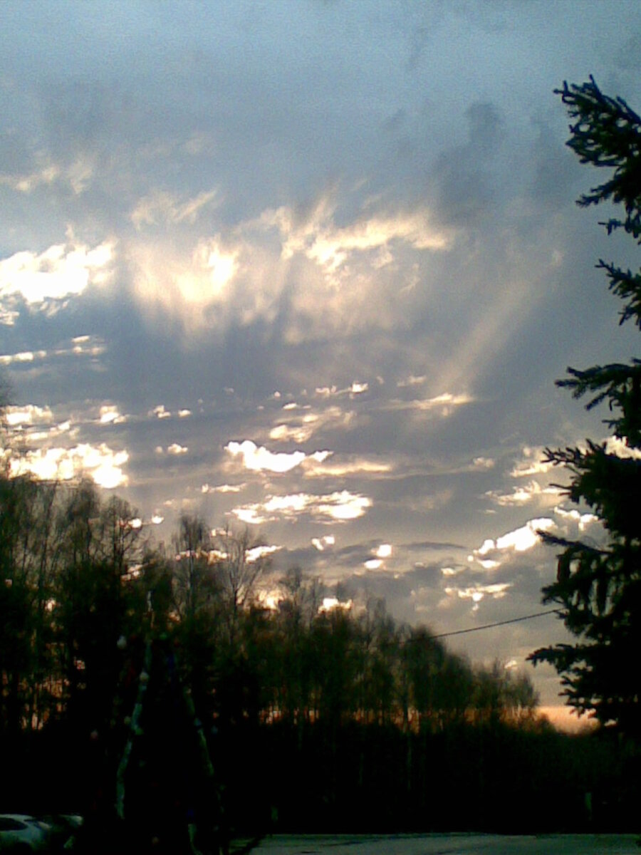 Закат на зимнем кладбище. Помещать фото могил в статью больше не хочется.