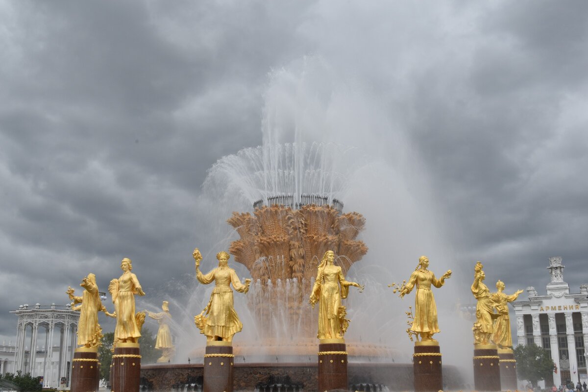 Одно из самых красивых мест ВДНХ - фонтан "Дружба народов". Каждая статуя символизирует одну из республик СССР