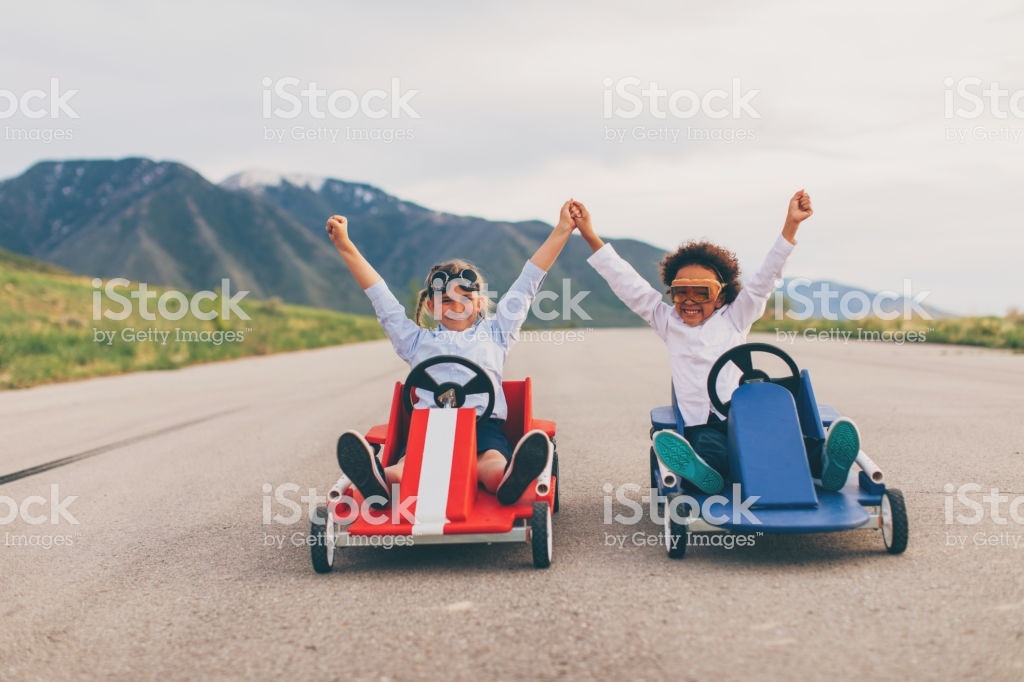 https://www.istockphoto.com/ru/%D1%84%D0%BE%D1%82%D0%BE/young-team-of-business-girls-race-go-carts-gm959599892-262044339