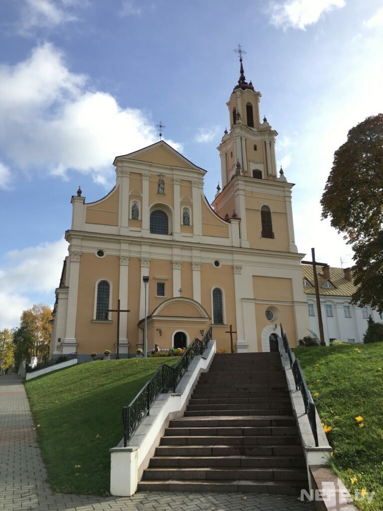 Костел в гродно. Бернардинский монастырь Гродно. Гродно костел бернардинцев. Монастырь бернардинцев (Гродно). Костёл обретения Святого Креста в Гродно.