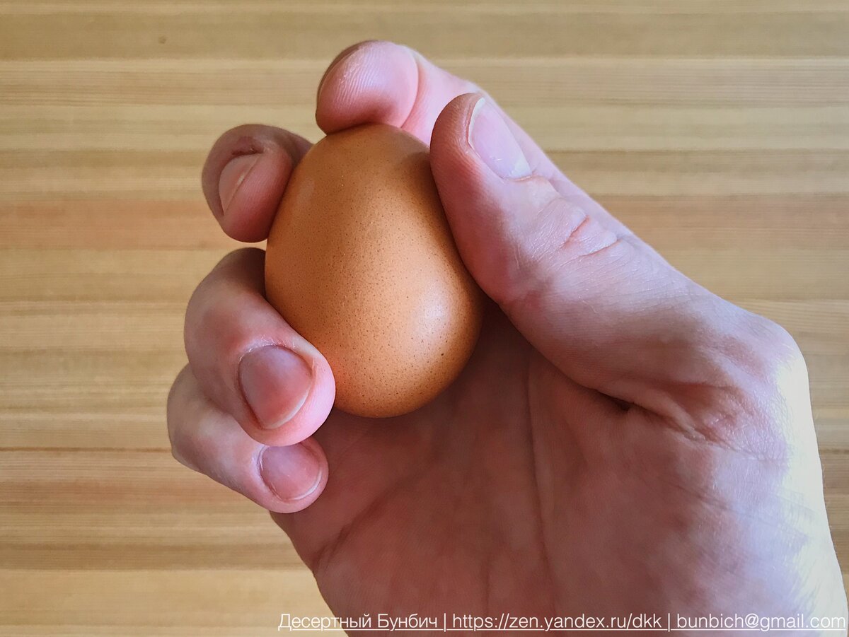 Как правильно разбивать яйца. Простое яичко. Приспособление для разбивания яиц. Разбитое яйцо в руке.