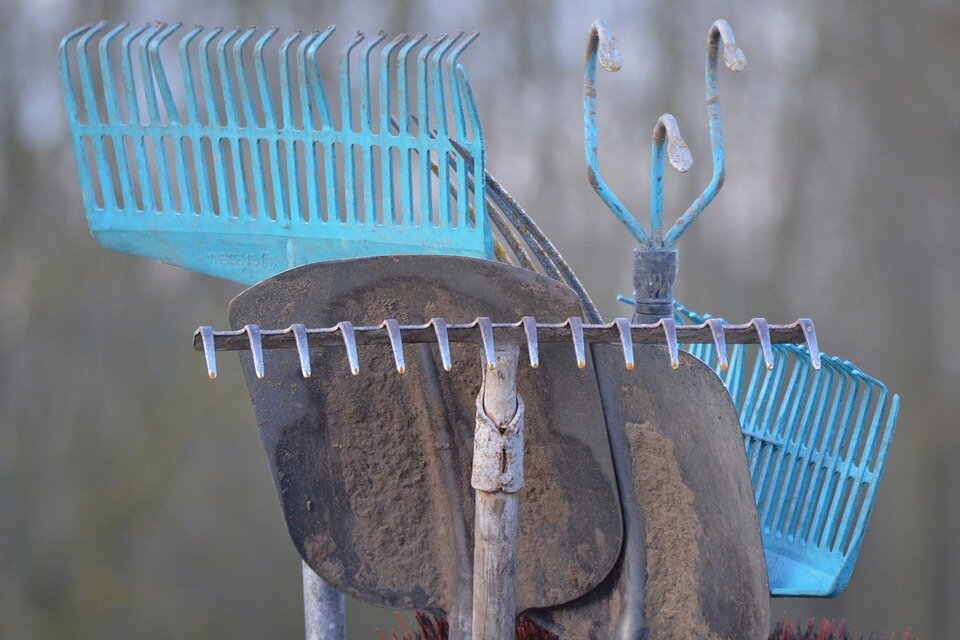 https://cdn.pixabay.com/photo/2015/04/06/10/33/tools-709043_960_720.jpg