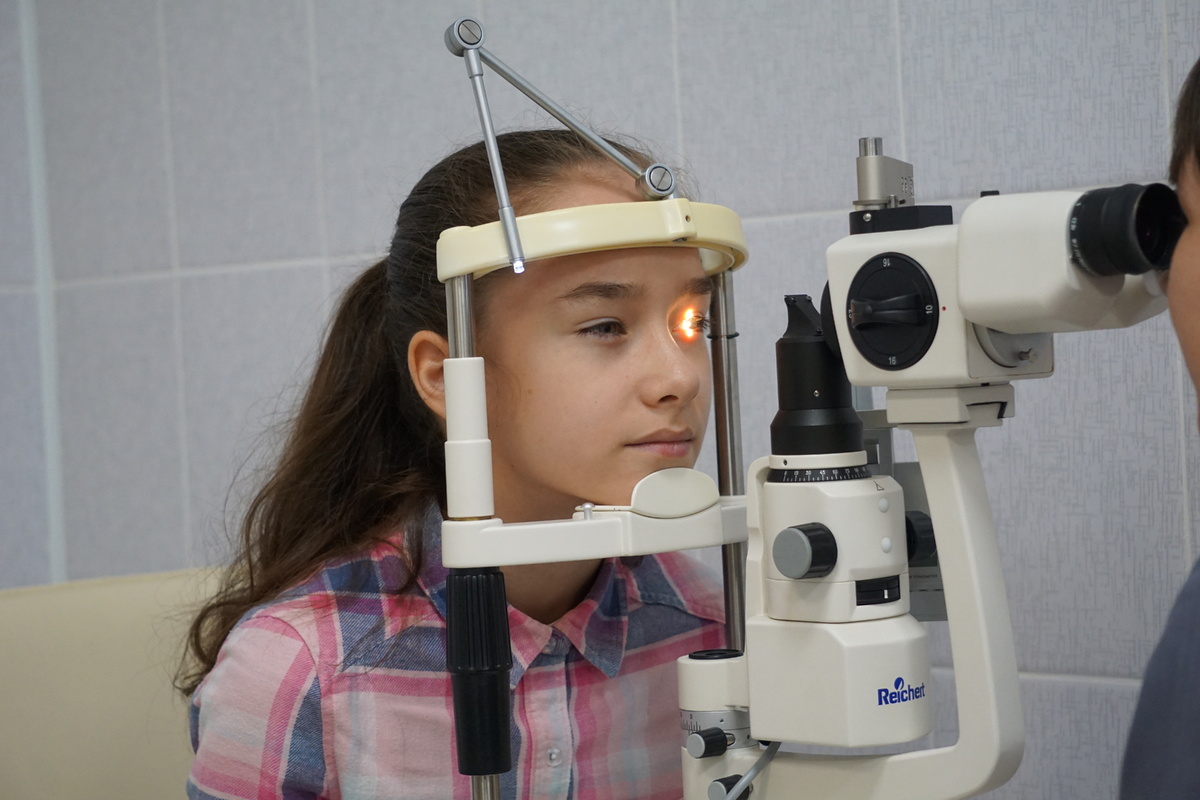 Обследование с помощью щелевой лампы (с)