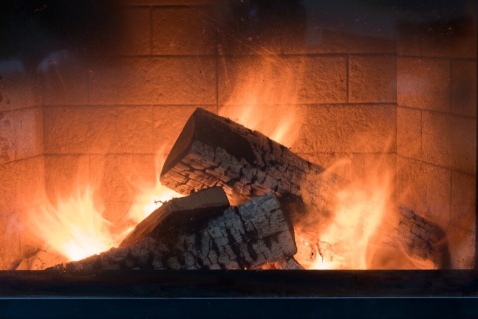 https://cdn.pixabay.com/photo/2019/02/14/10/05/fireplace-3996248_960_720.jpg