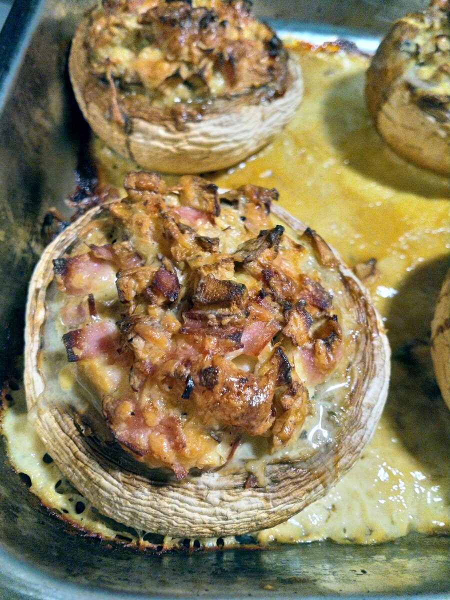 Запечённые шампиньоны с начинкой.
