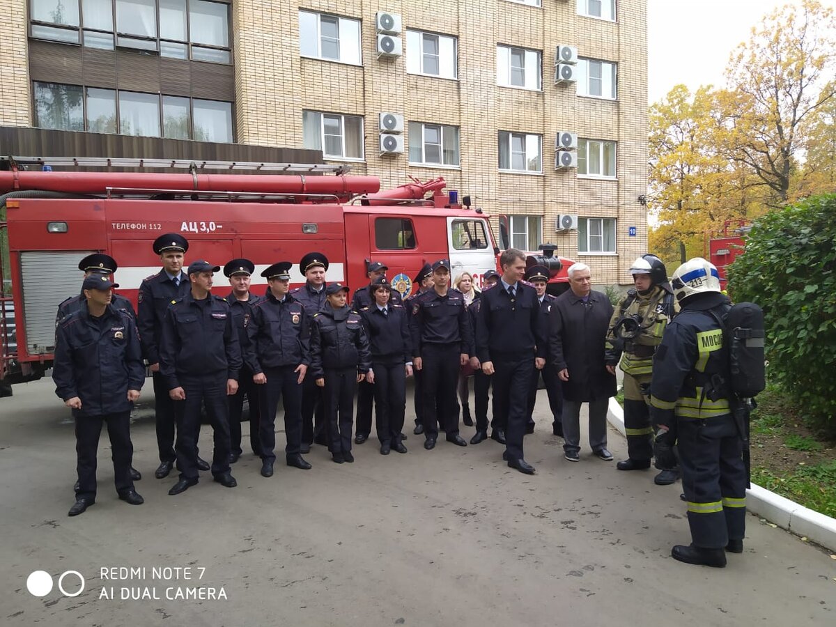           2 октября пожарные 213 пожарной части Ленинского территориального управления Владимир Штерн – начальник караула, Андрей Тараканкин – командир отделения, Сергей  Соклаков – водитель (пожарной техники), под руководством временно исполняющего обязанности начальника пожарной части Сергей Стёпин провели пожарно-тактическое занятие со слушателями и персоналом Всероссийского института повышения квалификации сотрудников МВД по адресу: г. Домодедово, мкрн. Авиационный, ул. Пихтовая, д. 3.            Целью тренировки было отработать порядок взаимодействия пожарных с администрацией института, способы эвакуации людей при пожаре, а также потренироваться в использовании различных способов спасения людей.
           По замыслу тренировки в результате короткого замыкания электропроводки в помещении серверной, расположенном на втором этаже учебного корпуса произошёл пожар.
             После возникновения условного возгорания информация о происшествии была передана в пожарную охрану. Персонал учреждения организовал эвакуацию слушателей из здания корпуса.
            Добровольная пожарная дружина учебного заведения проводила эвакуацию, оказывала первую медицинскую помощь, тушило условное возгорание первичными средствами пожаротушения. 
             По прибытию дежурного расчета 213 пожарной части было организовано спасение людей, не успевших покинуть здание. По прибытию огнеборцы контролировали, как правильно производилось самоспасание по веревочной лестнице. 
              Кроме того, проверялась исправность источников противопожарного водоснабжения. Также персонал учебного заведения отработал действия по своевременной передаче информации о возгорании. 
                «Основная цель тренировки достигнута. Все подразделения сработали своевременно и слаженно. Педагогический состав и слушатели полностью справились с поставленными задачами. Занятия прошли успешно», – сказал временно исполняющий обязанности начальника 213 пожарной части Сергей Стёпин.

Василий Филипенко, 
старший эксперт по ВР и работе со СМИ Ленинского ТУ
