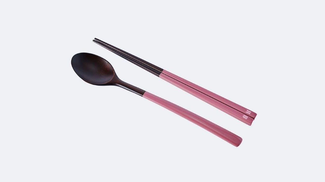 Скриншоты изделий из коллекции HongMaeHwa. Авторы BTS и KWANGJUYO. Приложение Weply. Big Hit Entertainment 