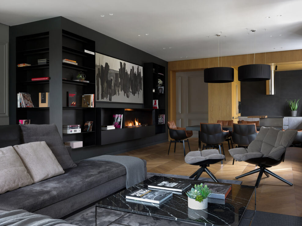 Гостиная. Журнальный столик и диван, все Minotti; кресло c пуфом, B&B Italia; над столом светильники, Masiero; книжные стеллажи и камин сделаны на заказ; искусственные растения, Treez Collection.