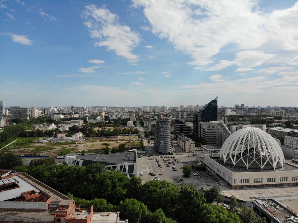 В Екатеринбурге планируют снести недостроенную гостиницу «Дели» у цирка