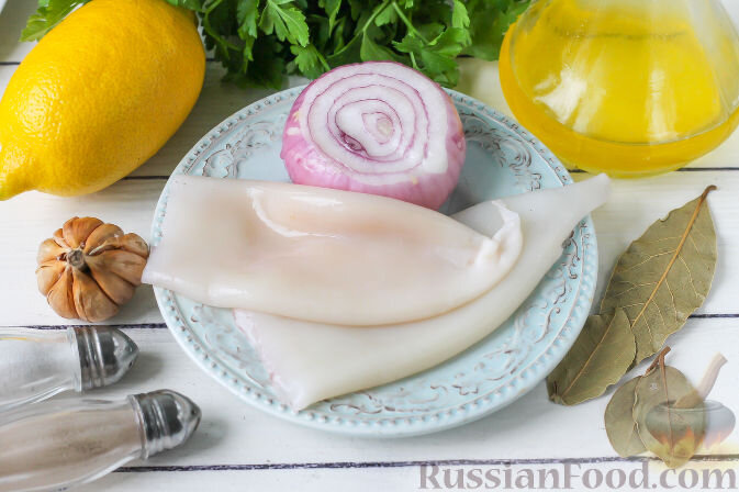  Подготовим все необходимые ингредиенты для салата из кальмаров и красного лука. Кальмары покупайте очищенные и замороженные. Предварительно разморозим кальмары.