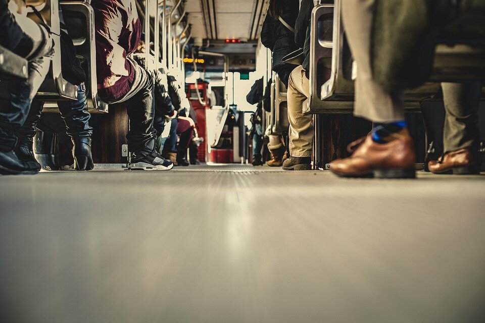 https://pixabay.com/ru/photos/%D0%B0%D0%B2%D1%82%D0%BE%D0%B1%D1%83%D1%81-%D1%82%D1%80%D0%B0%D0%BD%D1%81%D0%BF%D0%BE%D1%80%D1%82-%D0%BB%D1%8E%D0%B4%D0%B8-%D0%BF%D1%80%D0%BE%D1%85%D0%BE%D0%B4-690508/