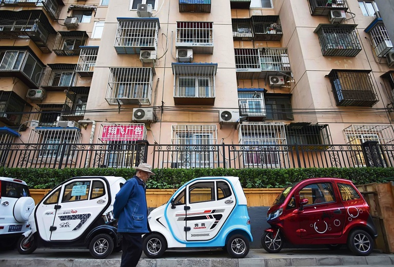 В Пекине трудно не купить электрокар. Фото: Greg Baker, www.bloomberg.com