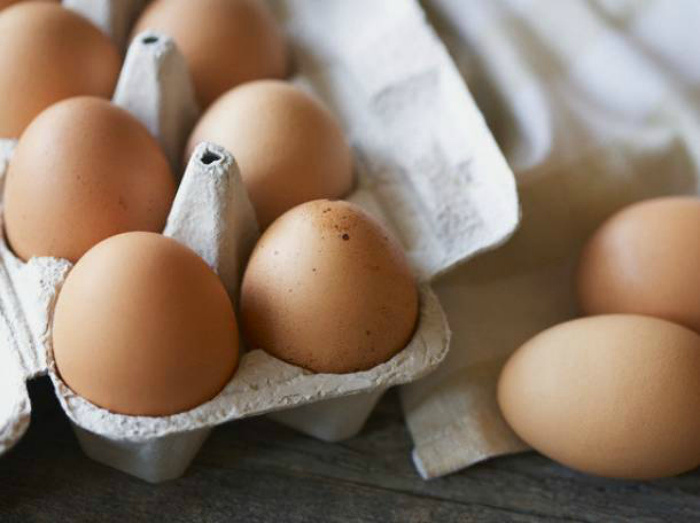 
Продлить срок годности яиц. 
Яйца являются потенциально опасным продуктом. Их срок годности ограничен и нарушать его категорически не стоит. Стоит отметить, что в летние месяцы сроки хранения этого продукта становятся еще более ограниченными. Так что, если собираетесь взять сырые куриные яйца в дорогу, смажьте их растительным маслом. Жировая пленка предотвратит попадание бактерий под скорлупу.
